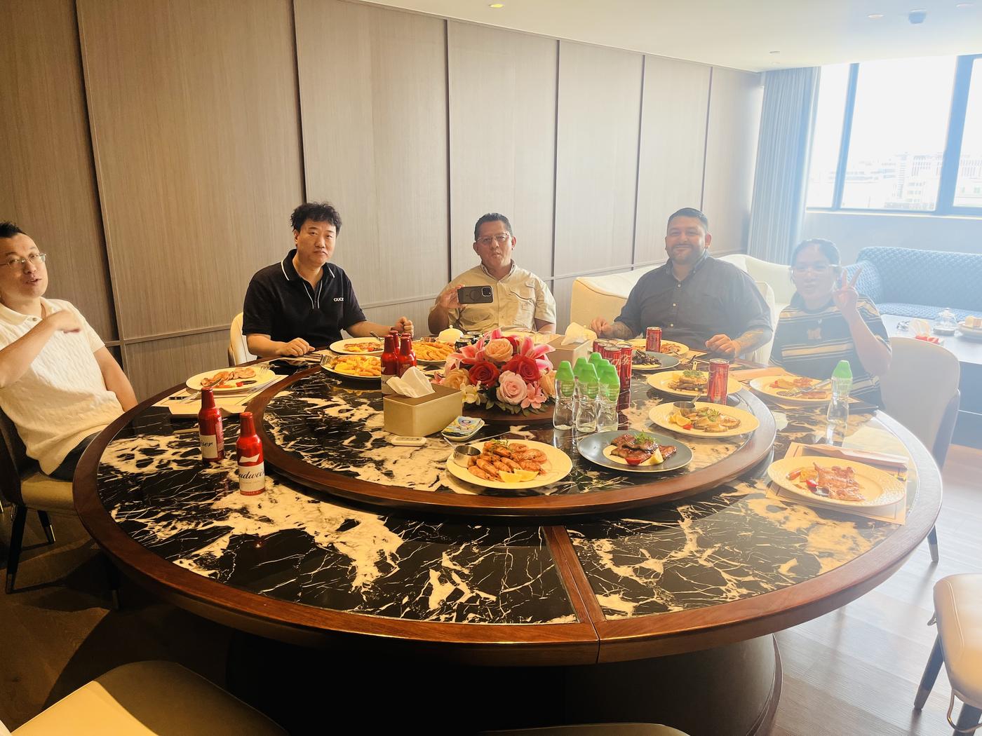 International buyers dining with the Chenghai team