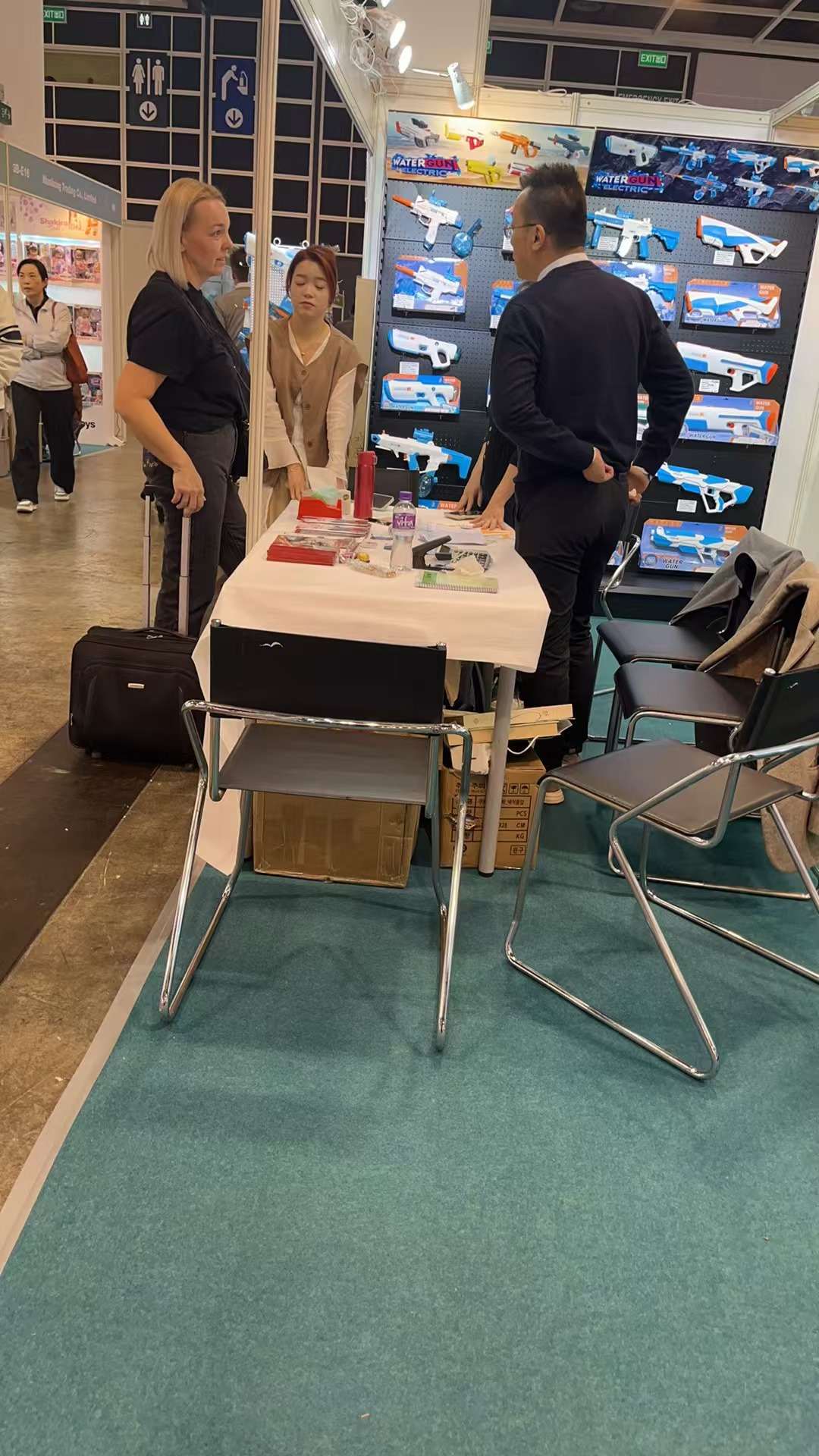 International buyer discussing electric water toys at a Hong Kong fair